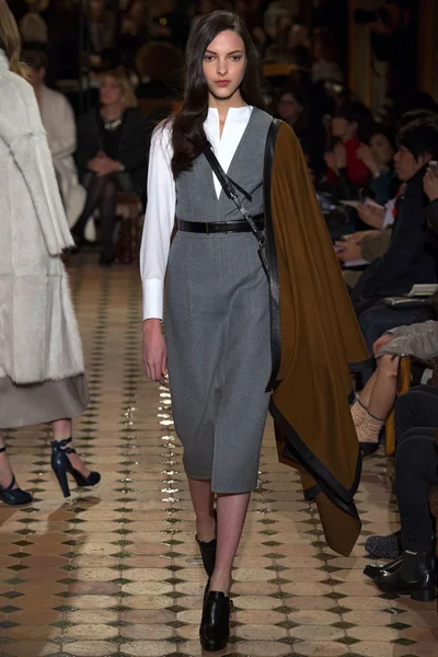 Look 10